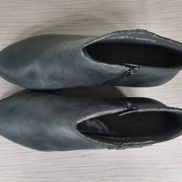 Clarks Collection Adreena Lilac Booties, Black Leather, Womens Size 6.5 & 8 - Picture 8 of 10